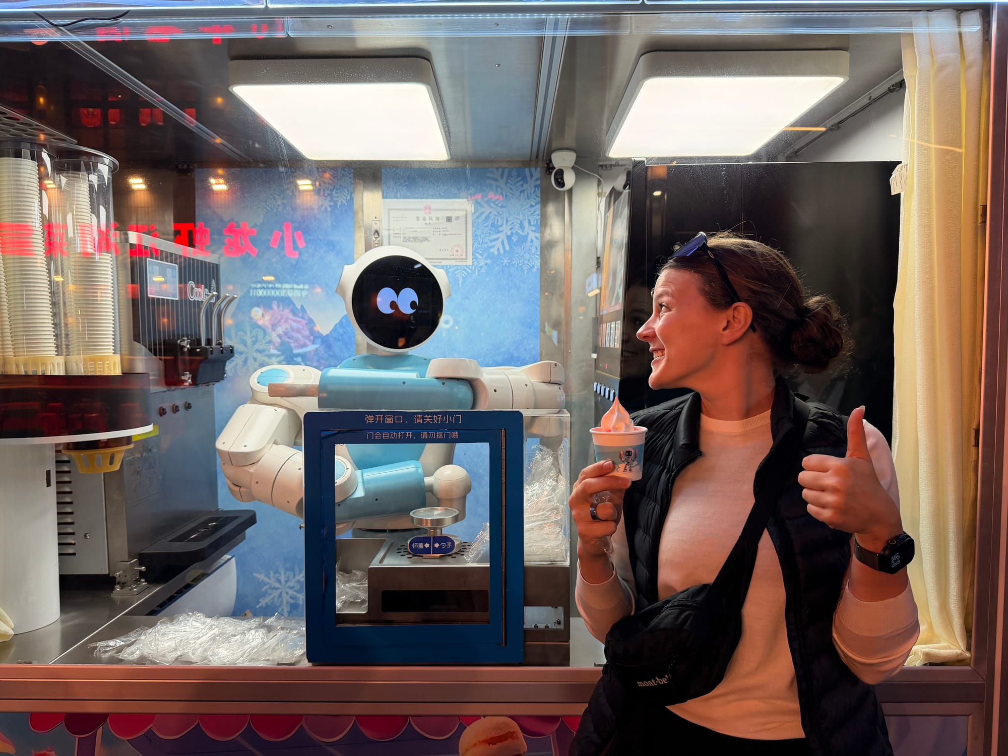 Trip photo: a robot arm serving ice cream, which nobody in Chongqing found remarkable but us